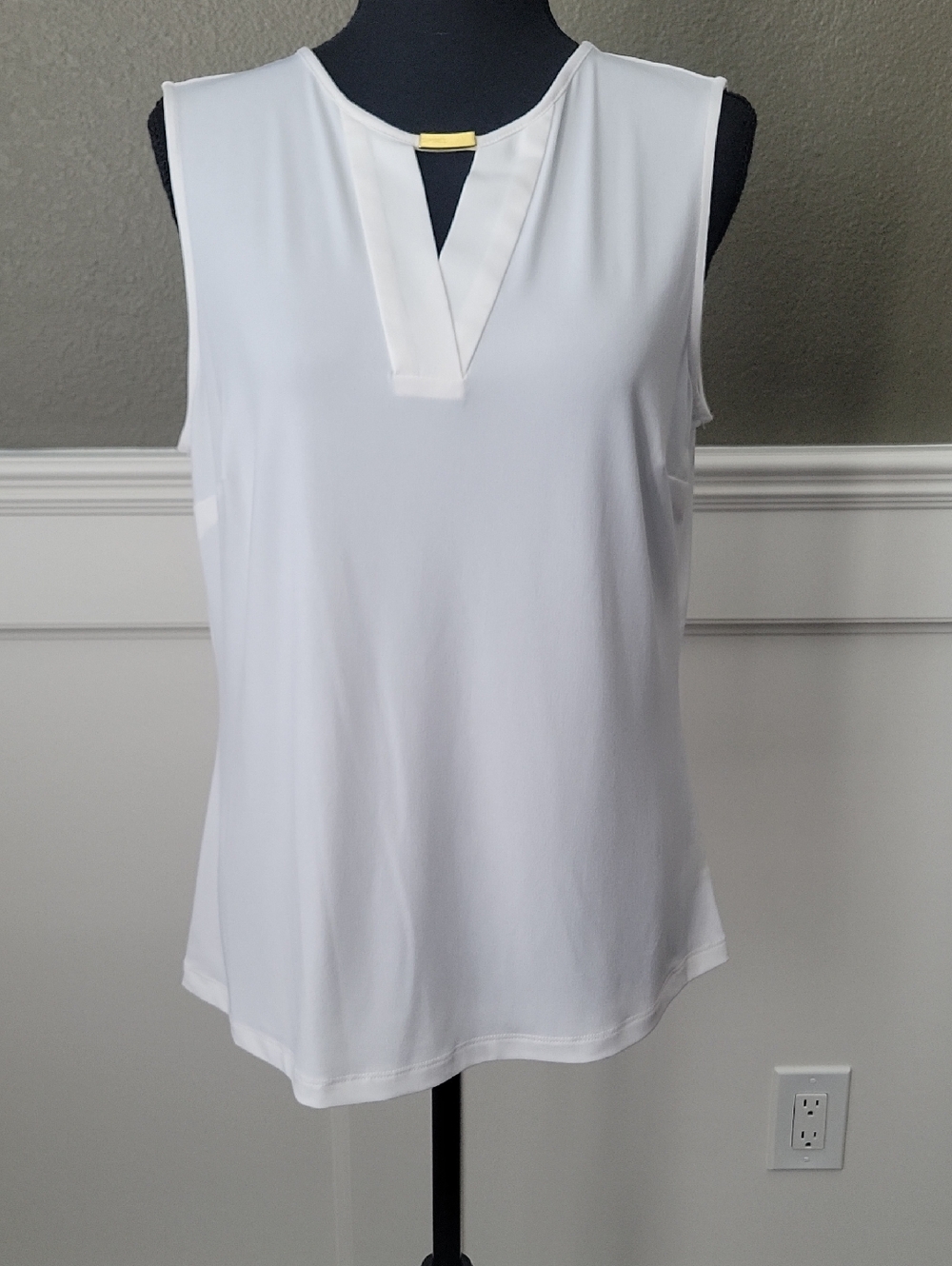 Tahari ASL White Sleeveless V-Notch Camisole with Gold Accent